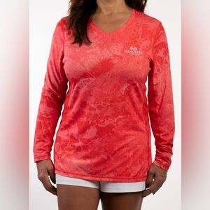 Realtree Wav3 Ladies Long Sleeve Performance Fishing Tee - Coral. Size Medium.